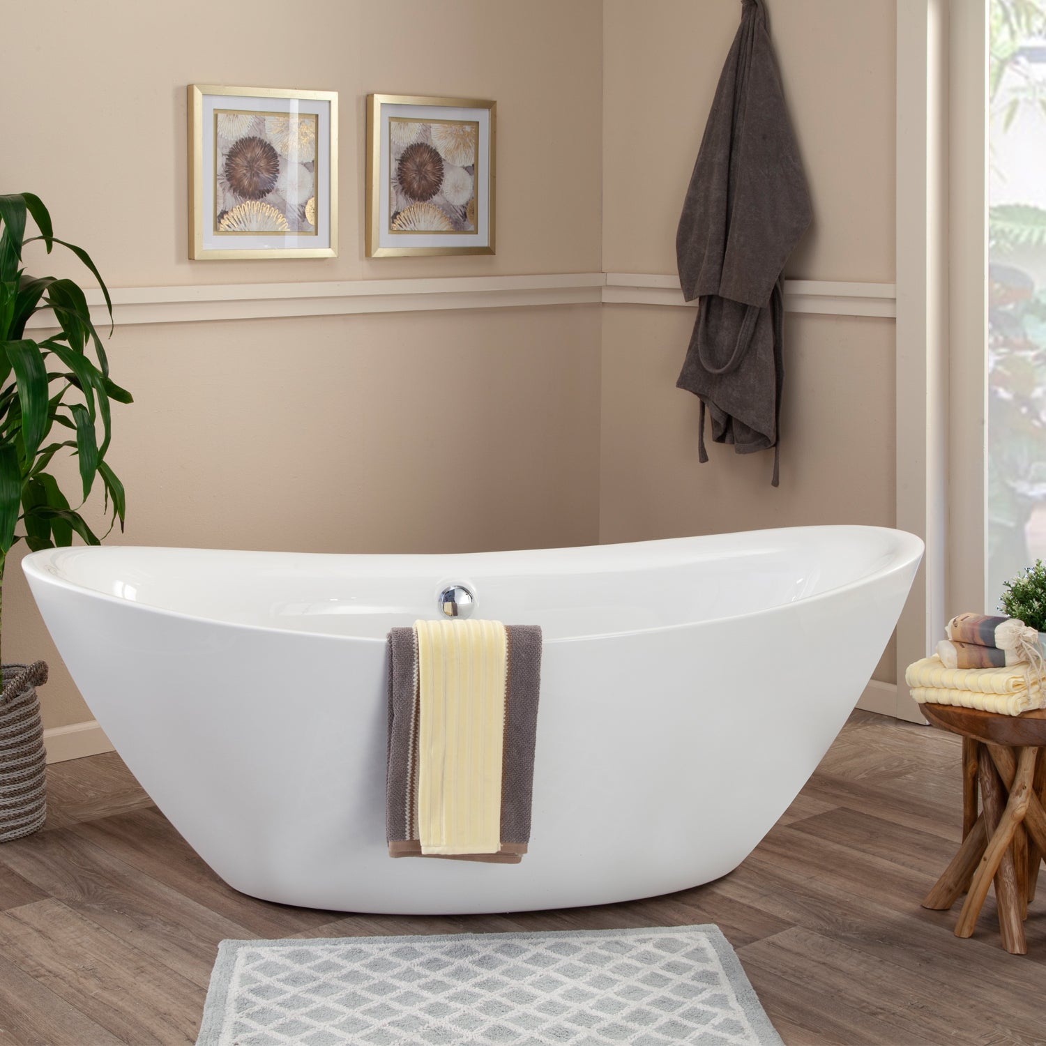 Simple, Contemporary Oval Design With its Elegantly Curved Silhouette by Altair