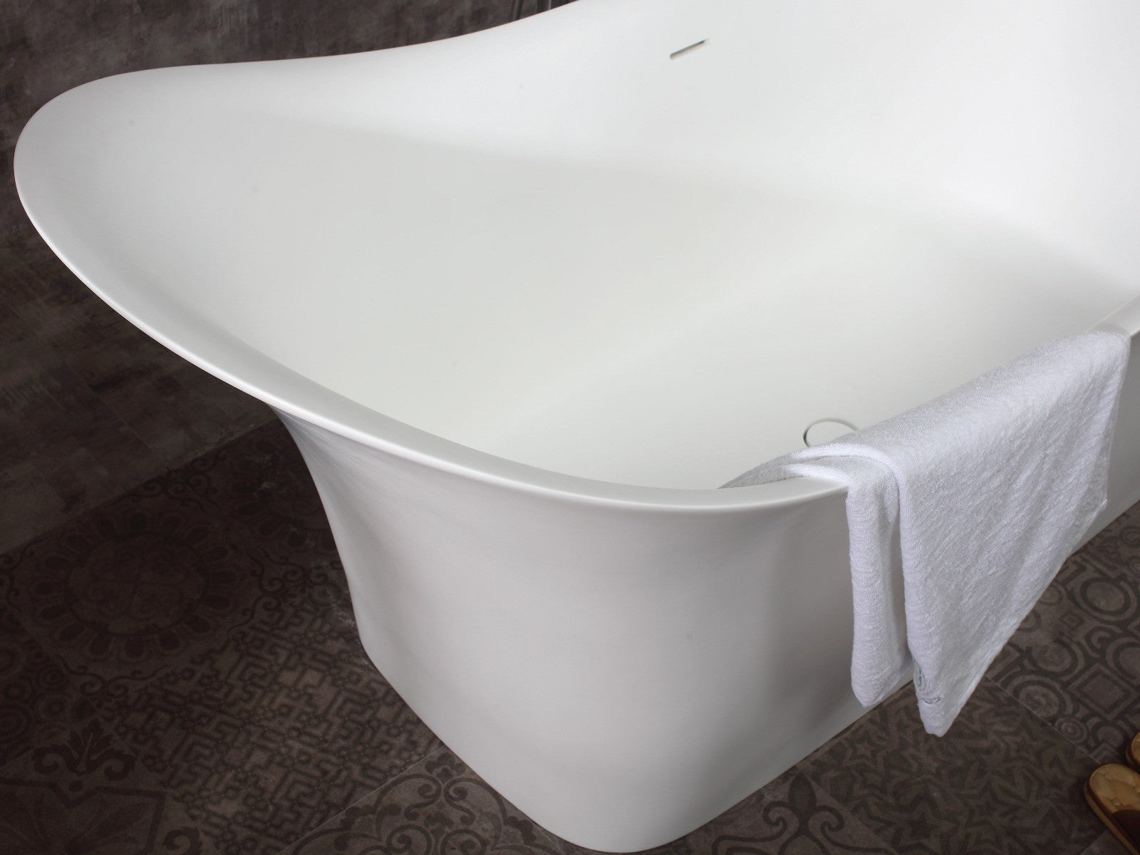 Soaking Slipper Bathtub Solid Surface by Alfi